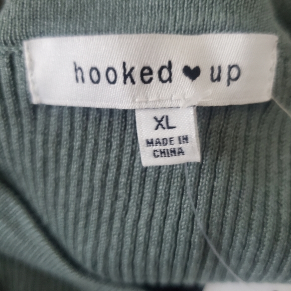 HOOKED ❤️ UP- Cold Shoulder, long sleeve sweater. Studded. Sz XL NWT - Picture 8 of 9